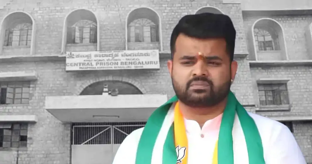 പ്രജ്വൽ രേവണ്ണയ്ക്ക് വീണ്ടും കുരുക്ക്; ജയിൽ സെല്ലിൽ നിന്ന് പിടികൂടിയ മൊബൈൽ ഫോണിൽ അശ്ലീല വീഡിയോകൾ പ്രജ്വൽ രേവണ്ണയ്ക്ക് വീണ്ടും കുരുക്ക്; ജയിൽ സെല്ലിൽ നിന്ന് പിടികൂടിയ മൊബൈൽ ഫോണിൽ അശ്ലീല വീഡിയോകൾ